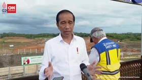 VIDEO: Momen Pak Bas Angkat Telepon Saat Jokowi  Berikan Keterangan