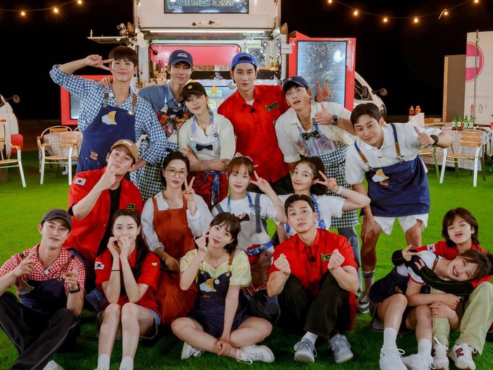 Young Actors’ Retreat merupakan acara yang dipimpin oleh Sutradara Kim Seong Yoon. Acara ini menggandeng jajaran artis yang pernah bermain di dramanya. Yaitu Love in the Moonlight, Itaewon Class, dan The Sound of Magic./ Foto: soompi.com