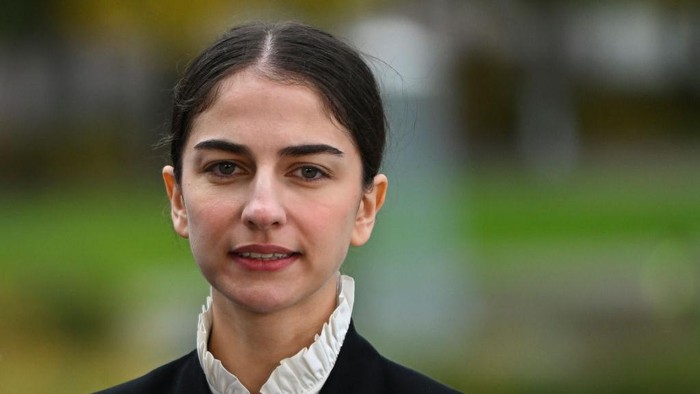 Sosok Romina Pourmokhtari, Jadi Menteri Iklim dan Lingkungan Swedia Termuda di Usia 26 Tahun