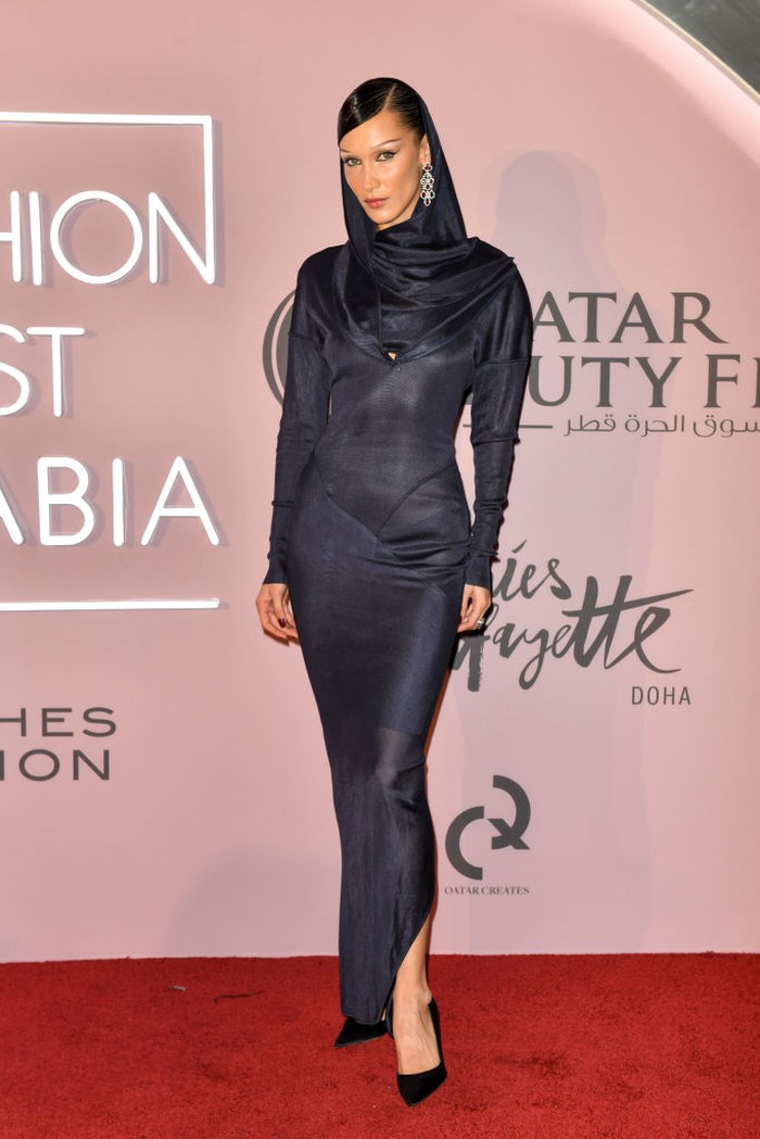 Bella Hadid terlihat elegan memakai gaun hoodie dari koleksi vintage Alaia saat hadir di acara Fashion Trust Arabia di Doha, Qatar (26/10/2022). Foto: Dave Benett/Getty Images for Fas/David M. Benett