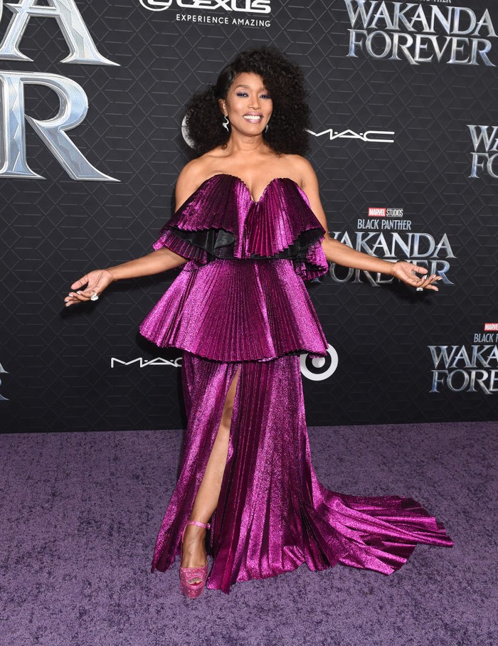 Angela Bassett yang memerankan Ramonda terlihat elegan memakai gaun lipit karya Moschino. Foto: Variety via Getty Images/Gilbert Flores
