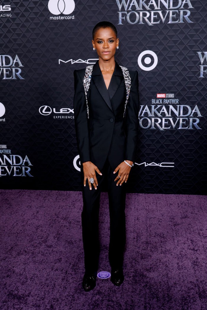 Letitia Wright memilih tampil boyish dan sleek dalam balutan setelan jas detail harness karya Alexander McQueen. Foto: The Hollywood Reporter via Getty/Frazer Harrison/GA