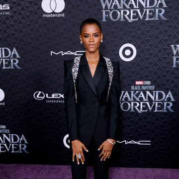 img-title Gaya Letitia Wright di Premiere Black Panther: Wakanda Forever Dinilai Mirip dengan Chadwick Boseman