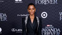 Gaya Letitia Wright Di Premiere Black Panther: Wakanda Forever Dinilai ...