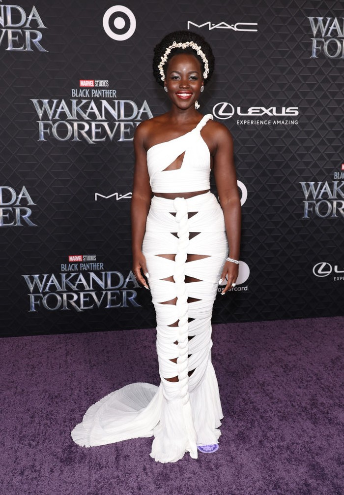 Pemeran Nakia, Lupita Nyong'o terlihat fierce dalam busana putih cut out rancangan Balmain. Ia memadukannya bersama bando unik yang mana memberi kesan feminin.Foto: WireImage/Amy Sussman