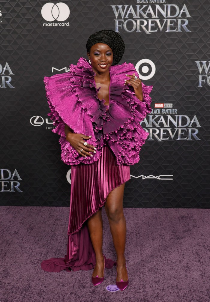 Danai Gurira selalu berani tampil nyentrik. Kali ini ia mengenakan busana dramatis detail ruffles dan lipit karya Robert Wun.Foto: The Hollywood Reporter via Getty/Frazer Harrison/GA
