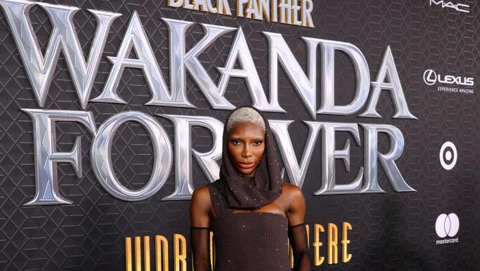 Tampil di Sekuel Black Panther, Intip Deretan Gaya Stylish Michaela Coel