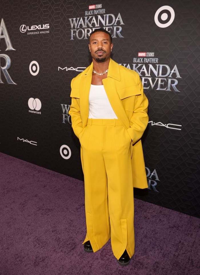 Meski absen di film, Michael B. Jordan tetap menyempatkan hadir di premier sekuel Black Panther. Ia tampil fashionable memakai setelan kuning karya Louis Vuitton. Foto: Getty Images for Disney/Jesse Grant