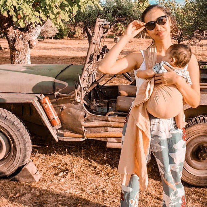 <p>Ajeng juga sudah memiliki seorang anak, Bunda. Di beberapa kesempatan, ia pernah membagikan momen bersama Si Kecil. (Foto: Instagram @ajengkamaratih_)<br /><br /><br /></p>