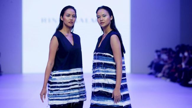 Dewi's Luxe Market memboyong perempuan-perempuan inspiratif unjuk gigi dalam pertunjukan "Alpha Female" di Jakarta Fashion Week 2023.