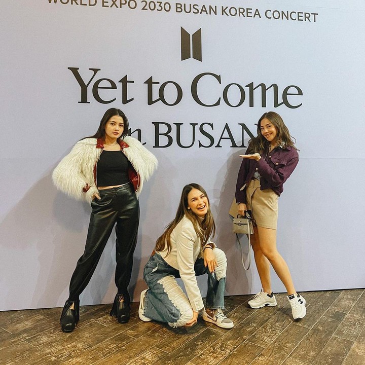 <p>Luna Maya menjadi artis pertama yang rela nonton konser K-Pop di luar negeri, Bunda. Belum lama ini, wanita yang menjadi penggemar BTS tersebut menonton aksi panggung sang idol langsung ke Busan, Korea Selatan. (Foto: Instagram @lunamaya)<br /><br /><br /></p>