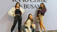 <p>Luna Maya menjadi artis pertama yang rela nonton konser K-Pop di luar negeri, Bunda. Belum lama ini, wanita yang menjadi penggemar BTS tersebut menonton aksi panggung sang idol langsung ke Busan, Korea Selatan. (Foto: Instagram @lunamaya)<br /><br /><br /></p>