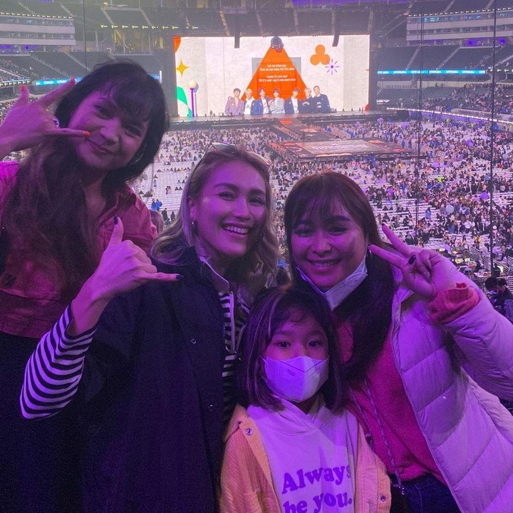 <p>Selain Luna Maya, Ayu Ting Ting dan putri semata wayangnya, yakni Bilqis, juga menjadi penggemar BTS, Bunda. Beberapa waktu yang lalu, pasangan Bunda dan anak ini terbang ke Amerika Serikat untuk menyaksikan sang idola menyanyi secara langsung. (Foto: Instagram @ayutingting92)<br /><br /><br /></p>
