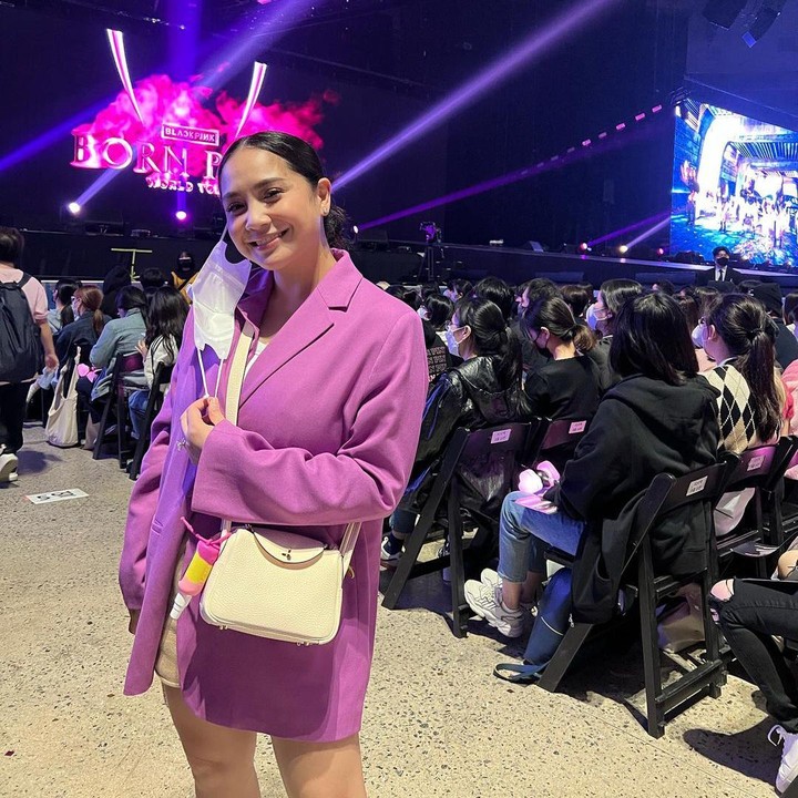 <p>Nagita Slavina menambah daftar artis Tanah Air yang rela ke luar negeri untuk nonton sang idola. Pada pertengahan Oktober 2022 lalu, Gigi terbang ke Korea Selatan untuk nonton konsert BLACKPINK ini Born Pink World Tour. (Foto: Instagram @raffinagita1717)<br /><br /><br /></p>