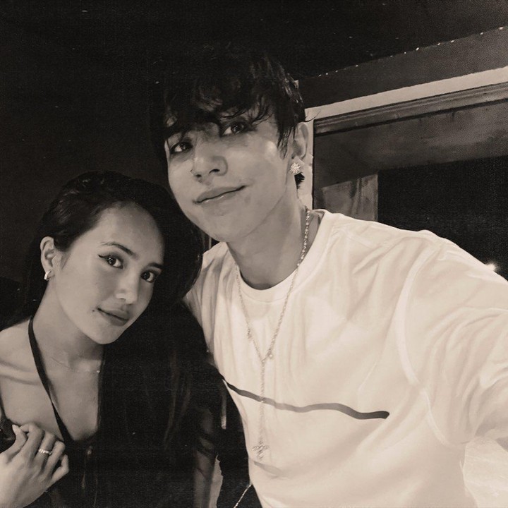 <p>Terakhir ada Beby Tsabina. Artis kelahiran 2020 ini juga menjadi penggemar Kpop dan multi fandom, Bunda. Melalui media sosial, ia pernah membagikan pengalaman nonton konser beberapa artis Kpop, termasuk BLACKPINK dan EXO. Terbaru, ia hadir dalam tur dunia DPR Live di Los Angeles dan mendapat kesempatan potret bersama sang idola, Christian Yu atau DPR IAN. (Foto: Instagram @bebytsabina)</p>