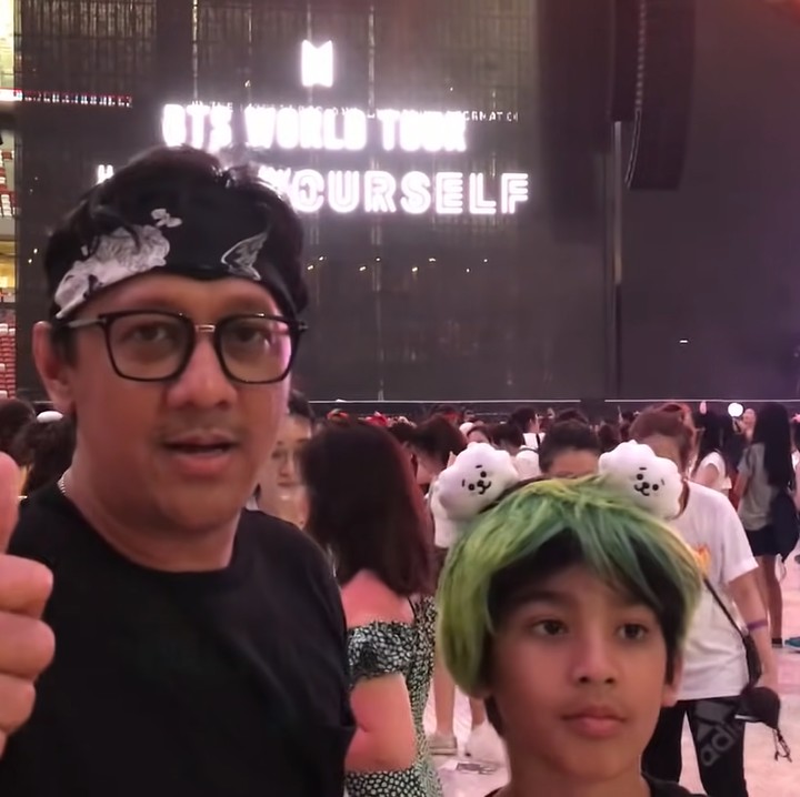 <p>Selanjutnya ada Andre Taulany. Tak sendirian, ia nonton konser BTS bareng sang istri, Erin bersama ketiga anaknya yakni Ardio, Arlova, dan Arkenzy di Singapura pada 2019. (Foto: Youtube: TAULANY TV)<br /><br /><br /></p>