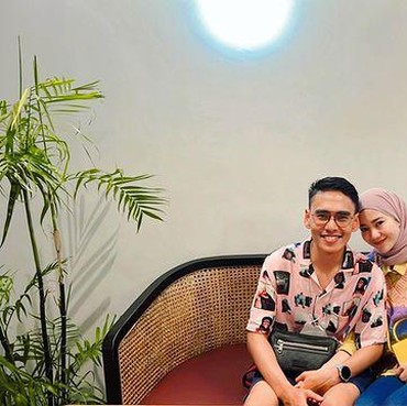 Adik Jadi Korban KDRT, 7 Potret Kakak Lesti & Tunangan Makin Mesra Dihujat