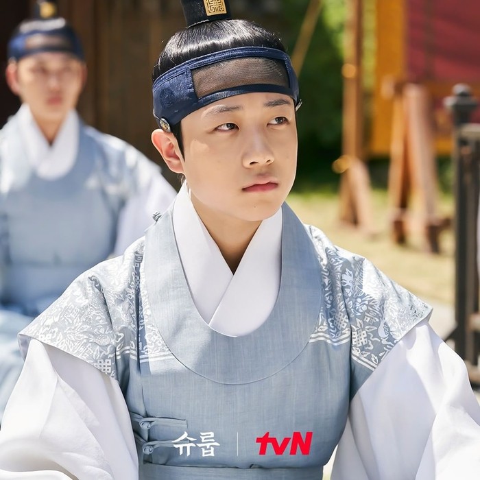 Berbeda dengan keempat kakaknya, Pangeran Il Yeong yang menjadi anak bungsu raja dan ratu punya sifat penurut serta cenderung meniru kakaknya. Ia diperankan aktor rookie Park Ha Jun. /Foto: Instagram/tvn_drama