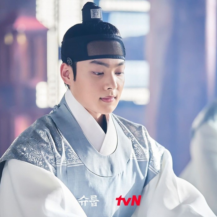 Bukan hanya Pangeran Ui Seong, ada juga Pangeran Bogum yang berasal dari selir lain sang raja. Ia punya sifat jujur, rajin, dan tenang. Karakter ini diperankan oleh aktor Kim Min Gi yang sebelumnya tampil di drama Racket Boys. /Foto: Instagram/tvn_drama