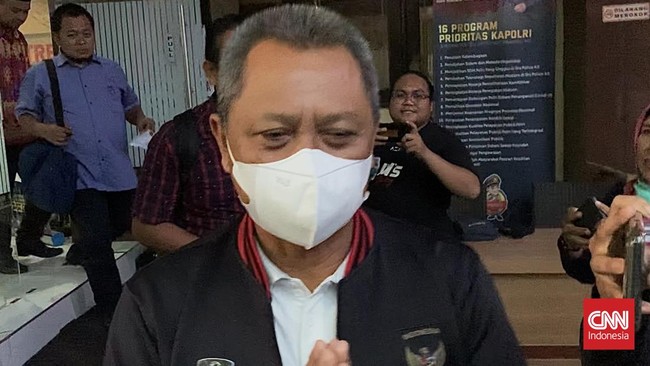 Direktur Operasional PT Liga Indonesia Baru (LIB) Sudjarno diperiksa selama lima jam terkait Tragedi Kanjuruhan, di Mapolda Jawa Timur, Surabaya.