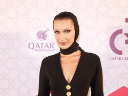 Bella Hadid Bergaya Seksi di Qatar, Kepala Tetap Ditutup Scarf