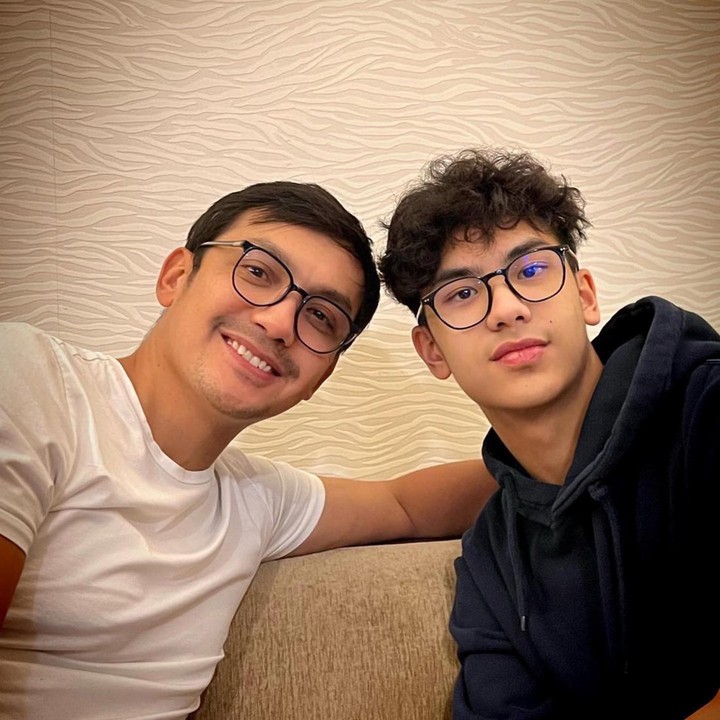 <p>Kini sudah remaja, Khayru tumbuh semakin tampan seperti sang ayah. Tak sedikit yang menilai wajah mereka sangat mirip, Bunda. Keduanya juga sangat dekat seperti kakak-adik. (Foto: Instagram @gunawan_sudrajat_real)</p>
