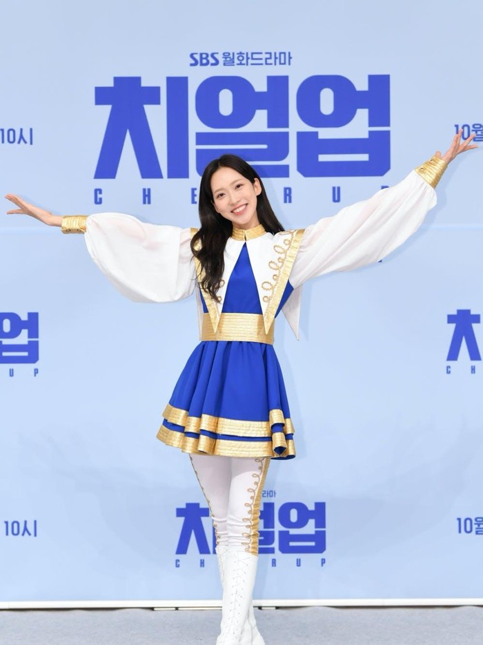 Kostum anggota Cheerleader seperti yang dikenakan Do Hae Yi (Han Ji Hyun) yang didominasi warna putih, biru, dan emas juga sangat cocok untuk dicoba saat Halloween!/ Foto: Kocowa Blog