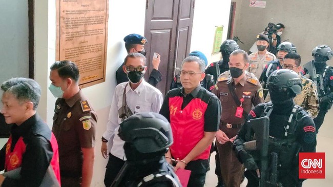 Hendra Kurniawan masih sempat tersenyum dan menyapa wartawan sebelum masuk ke ruang tahanan PN Jakarta Selatan.