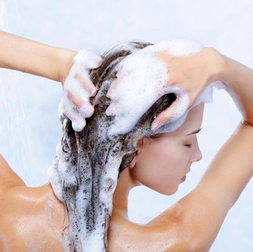 img-title Benarkah Pakai Sampo Dua Kali Saat Keramas Bikin Rambut Lebih Sehat?
