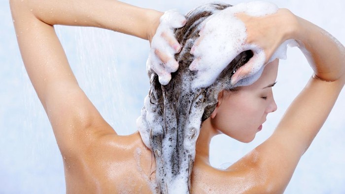 Benarkah Pakai Sampo Dua Kali Saat Keramas Bikin Rambut Lebih Sehat?