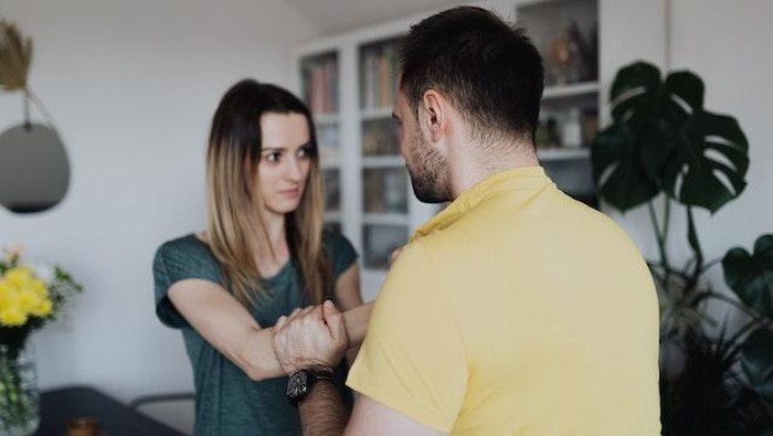 4 Alasan Mengapa Banyak Orang Susah untuk Meninggalkan Abusive Relationship