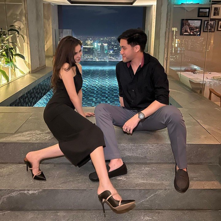 <p>Belum lama ini, musisi Kevin Aprilio dan istrinya, Vicy Melanie, merayakan ulang tahun pernikahan, Bunda. (Foto: Instagram @kevinaprilio)<br /><br /><br /></p>