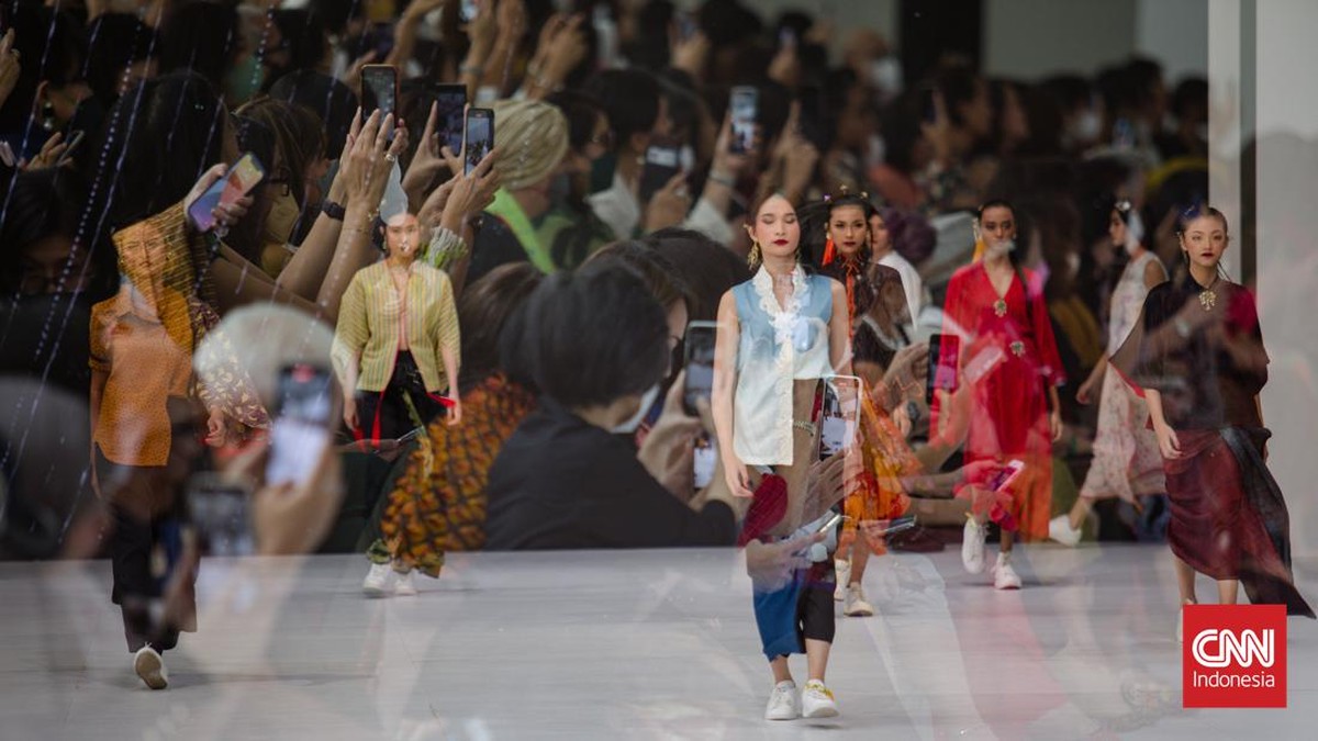 FOTO: Kembalinya Lambaian Kain Obin di Jakarta Fashion Week