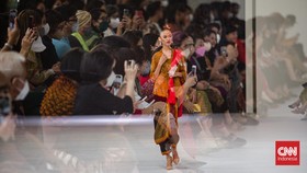 FOTO: Kembalinya Lambaian Kain Obin di Jakarta Fashion Week
