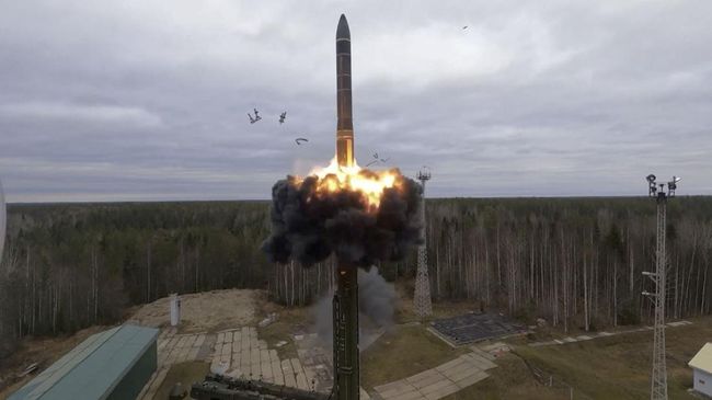 FOTO: Melesat Pesat Rudal Balistik Rusia saat Latihan Perang Nuklir