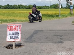 Awas! Ada 2 Lubang Menganga di Simpang Empat Mrisen Juwiring Klaten