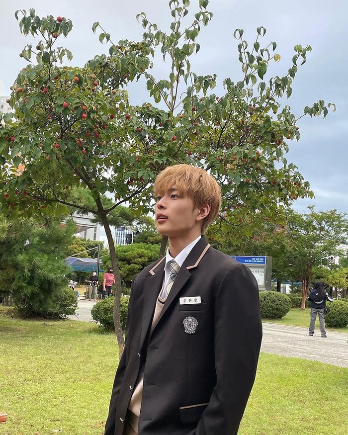 Meski begitu, karirnya tak berhenti di sana. Seon Ho memulai debut aktingnya sebagai aktor pada tahun 2017 lalu, melalui web drama ‘Mischievous Detectives’ bersama rekan Produce 101, Ahn Hyung Seob./ Foto: instagram.com/official_yooseonho