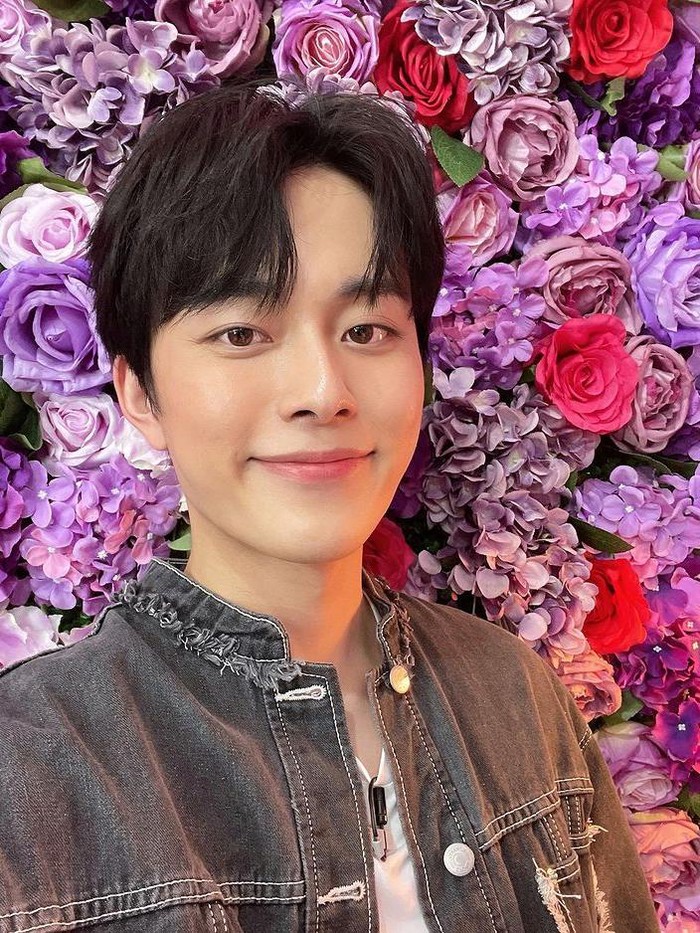 Namanya mulai dikenal dan populer di mata publik setelah ia berpatisipasi sebagai trainee dalam program survival ‘Produce 101 Season 2’ bersama rekannya Guanlin, mewakili Cube Entertaiment, agensi yang menaunginya./ Foto: instagram.com/official_yooseonho