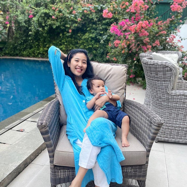 <p>Semakin bikin betah di rumah, Olivia juga menyediakan beberapa tempat duudk rotan dilengkapi dengan bantalnya untuk bersantai di pinggir kolam renang. Wah, nyaman sekali rumahnya, ya, Bunda. (Foto: Instagram@oliviazallianty)</p>