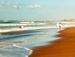 Asyik di Pantai, Nyaris Tenggelam Kemudian
