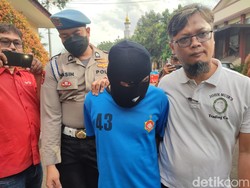Berbaju Tahanan, Penusuk Wanita di Sukaraja Bogor Dipamerkan Polisi