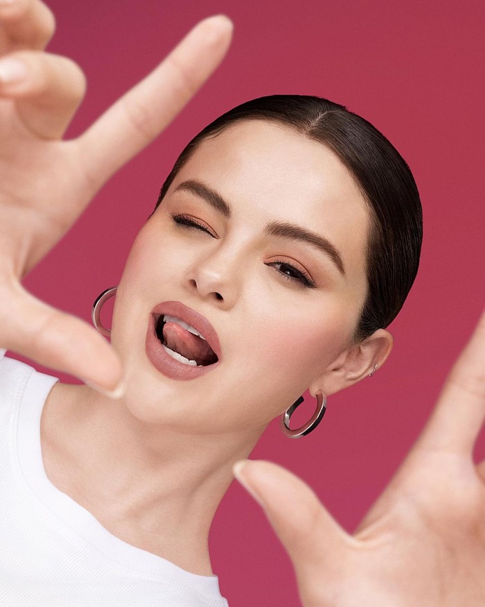 Penyanyi yang punya concern terhadap kesehatan mental, Selena Gomez, juga punya bisnis di lini kecantikan bernama Rare Beauty. Menariknya sebanyak 1 persen dari total penjualan akan didonasikan untuk layanan kesehatan mental./Foto: Instagram @selenagomez