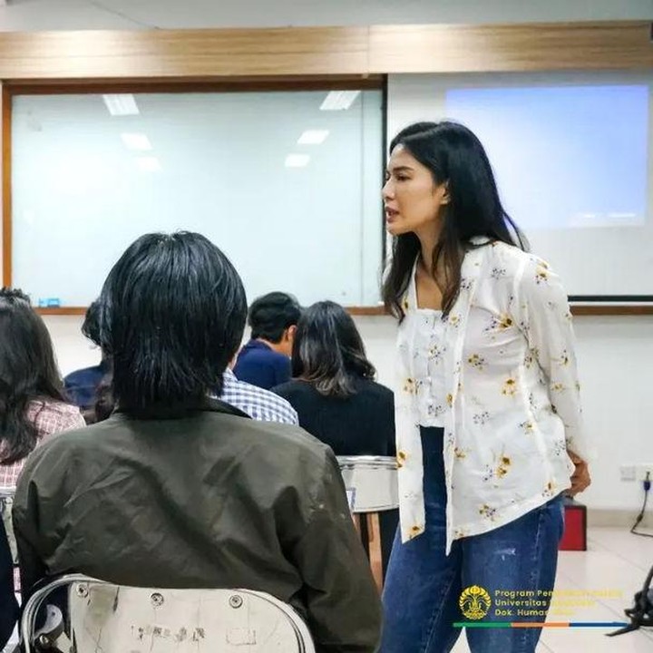 <p>Uniknya lagi, Dian memadukan kebaya putih ini dengan celana jeans, Bunda. Selain terlihat tradisional, ia tetap terlihat modern dan <em>stylist</em>, ya! (Foto: Instagram: @therealdiansastr)</p>