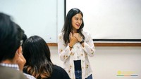 5 Potret Dian Sastro Jadi Dosen Tamu UI, Tuai Perhatian dalam Balutan Kebaya