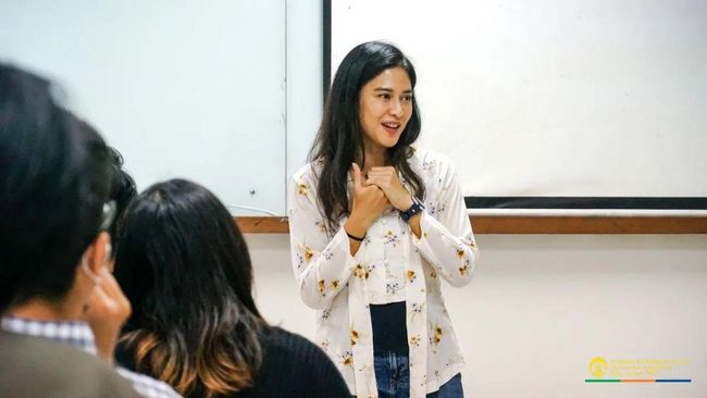 5 portraits of Dian Sastro as a guest lecturer at the UI, grabbing Kebaya’s attention