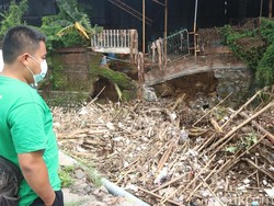 Jorok! Tumpukan Sampah Menggunung di Kali Stren Mijen Kudus