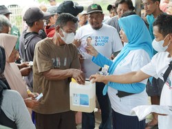 Relawan Batur Sandi Uno Bagikan Voucer BBM Murah ke Nelayan Indramayu