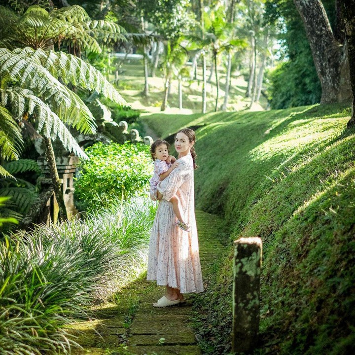<p>Kelahiran Cara Rose tentu menjadi sumber kebahagiaan yang tak terhingga bagi Rianti Cartwright dan suami. Bagaimana tidak, penantian 10 tahun untuk mempunyai momongan akhirnya terbayarkan. (Foto: Instagram @riantic)</p>
