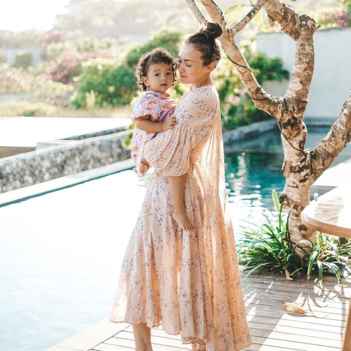 <p>Cara Rose lahir pada 25 Juli 2020. Untuk diingat kembali, Rianti Cartwright berjuang selama 19 jam untuk melahirkan sang secara normal, Bunda. (Foto: Instagram @riantic)<br /><br /><br /></p>