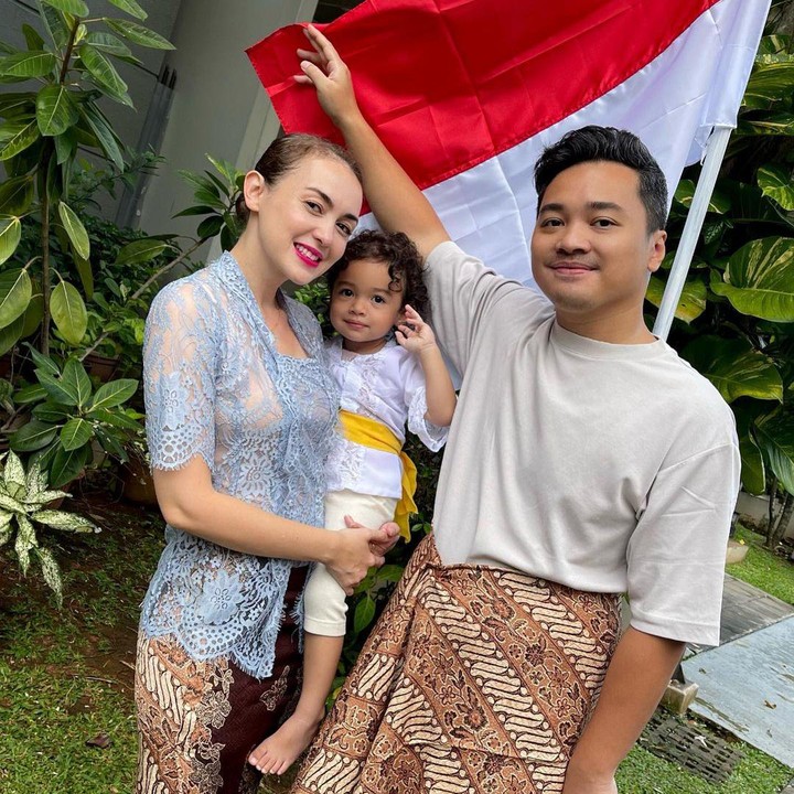 <p>Menikah dengan Alfoncius Dopot Parulian Nainggolan, artis cantik Rianti Cartwright dikaruniai seorang anak perempuan bernama Cara Rose Kanaya Nainggolan. (Foto: Instagram @riantic)</p>